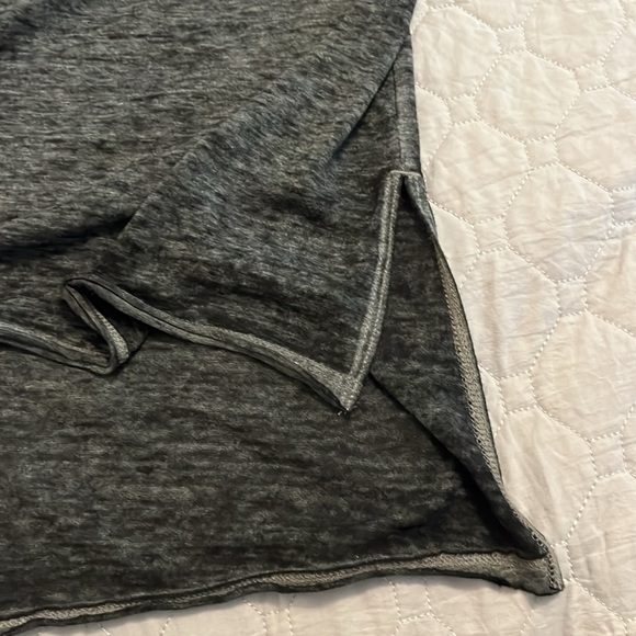 Rock and Republic woman’s v-neck tee - Picture 4 of 4